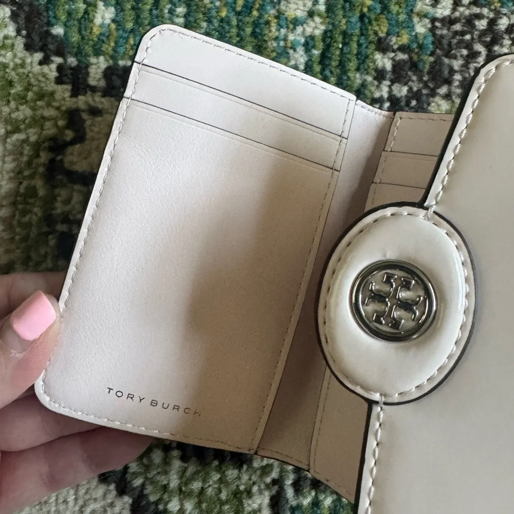 NEW Tory Burch Small Robinson Spazzolato Bi-Fold Wallet - Picture 5 of 5